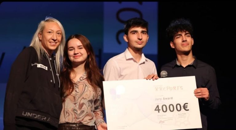 Daniel Bîrsan și echipa RReports au câștigat Social Impact Award România