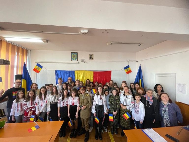 Spectacol dedicat Zilei Naționale a României, susținut de elevii clasei a VI-a
