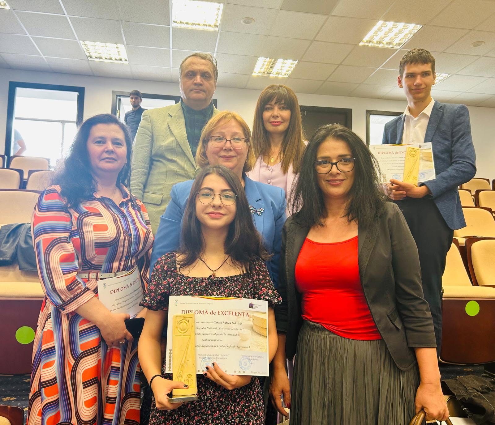 Elevii și profesorii CNET, premiați de Primăria Târgu Jiu pentru rezultate la olimpiade – fotografia 2