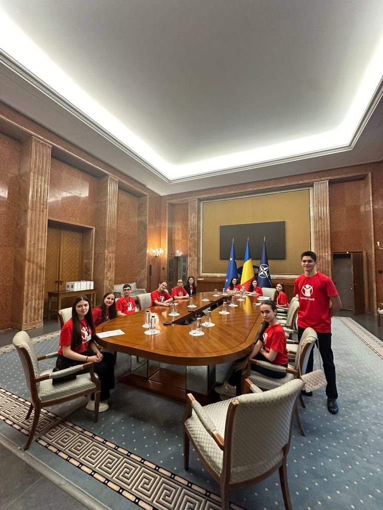 Elevii CNET premiați la Concursul Național „Drepturile Copilului”, în vizită la Guvern și Ministerul Sănătății